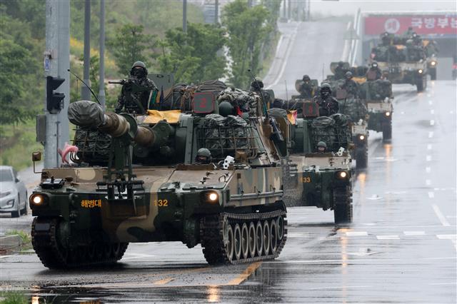 해병대 1사단 K-55 A1 자주포 부대가 3일 사격 국민권익위원회 등에서 실시하는 사격 소음 측정을 받기 위해 남구 장기면에 있는 사격장으로 이동하고 있다. 소음 측정은 지난해 2월부터 미 아파치 헬기 부대가 남구 장기면 수성사격장에서 사격 훈련을 실시하자 주민들이 소음과 진동으로 심각한 피해를 입고 있다며 권익위에 민원을 제기했다. 소음 측정은 7월 9일까지 수성사격장 등을 이용하는 미 아파치 헬기부대 및 해병대 전차부대, K-55 A1자주포 등이 대상이다.2021.6.3 뉴스1