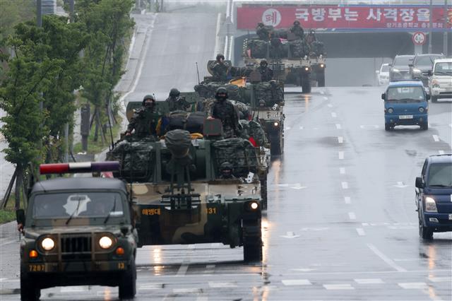 해병대 1사단 K-55 A1 자주포 부대가 3일 사격 국민권익위원회 등에서 실시하는 사격 소음 측정을 받기 위해 남구 장기면에 있는 사격장으로 이동하고 있다. 소음 측정은 지난해 2월부터 미 아파치 헬기 부대가 남구 장기면 수성사격장에서 사격 훈련을 실시하자 주민들이 소음과 진동으로 심각한 피해를 입고 있다며 권익위에 민원을 제기했다. 소음 측정은 7월 9일까지 수성사격장 등을 이용하는 미 아파치 헬기부대 및 해병대 전차부대, K-55 A1자주포 등이 대상이다.2021.6.3 뉴스1