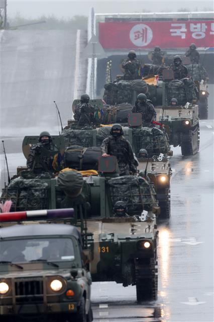 해병대 1사단 K-55 A1 자주포 부대가 3일 사격 국민권익위원회 등에서 실시하는 사격 소음 측정을 받기 위해 남구 장기면에 있는 사격장으로 이동하고 있다. 소음 측정은 지난해 2월부터 미 아파치 헬기 부대가 남구 장기면 수성사격장에서 사격 훈련을 실시하자 주민들이 소음과 진동으로 심각한 피해를 입고 있다며 권익위에 민원을 제기했다. 소음 측정은 7월 9일까지 수성사격장 등을 이용하는 미 아파치 헬기부대 및 해병대 전차부대, K-55 A1자주포 등이 대상이다.2021.6.3 뉴스1