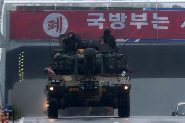 해병대 1사단 K-55 A1 자주포 부대가 3일 사격 국민권익위원회 등에서 실시하는 사격 소음 측정을 받기 위해 남구 장기면에 있는 사격장으로 이동하고 있다. 소음 측정은 지난해 2월부터 미 아파치 헬기 부대가 남구 장기면 수성사격장에서 사격 훈련을 실시하자 주민들이 소음과 진동으로 심각한 피해를 입고 있다며 권익위에 민원을 제기했다. 소음 측정은 7월 9일까지 수성사격장 등을 이용하는 미 아파치 헬기부대 및 해병대 전차부대, K-55 A1자주포 등이 대상이다.2021.6.3 뉴스1