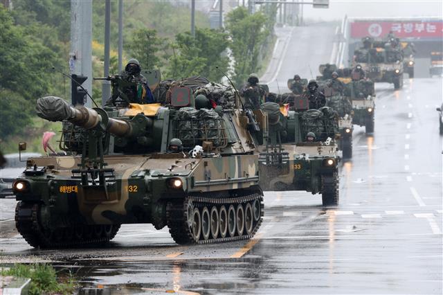 해병대 1사단 K-55 A1 자주포 부대가 3일 사격 국민권익위원회 등에서 실시하는 사격 소음 측정을 받기 위해 남구 장기면에 있는 사격장으로 이동하고 있다. 소음 측정은 지난해 2월부터 미 아파치 헬기 부대가 남구 장기면 수성사격장에서 사격 훈련을 실시하자 주민들이 소음과 진동으로 심각한 피해를 입고 있다며 권익위에 민원을 제기했다. 소음 측정은 7월 9일까지 수성사격장 등을 이용하는 미 아파치 헬기부대 및 해병대 전차부대, K-55 A1자주포 등이 대상이다.2021.6.3 뉴스1