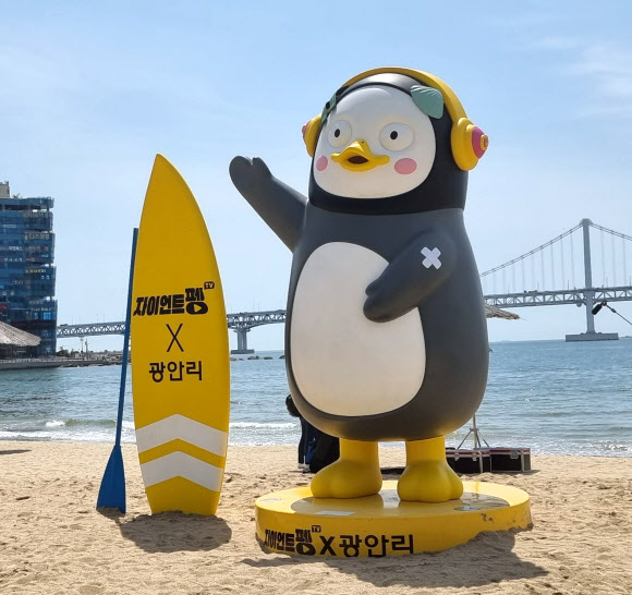 부산 수영구가 이달 1일부터 8월 31일까지 지난해에 이어 광안리 해변에 EBS 크리에이터 ‘펭수’ 조형물을 설치해 운영한다고 3일 밝혔다. 펭수를 활용해 마스크 착용 거리두기 준수 등 문구가 담긴 배너와 현수막 등도 설치된다. 사진은 백신 맞아 팔에 반창고 붙인 펭수 모형. 2021.6.3 부산 수영구 제공