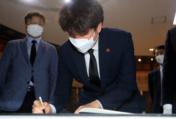 국민의힘 당 대표 선거에 출마한 이준석 후보가 4일 오전 제주시 봉개동 4·3평화공원을 찾아 위패봉안실에서 방명록을 작성하고 있다. 2021.6.4  연합뉴스