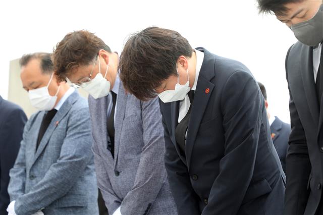 국민의힘 당대표 후보인 이준석 전 최고위원이 4일 오전 제주4·3평화공원에서 참배를 하고 있다.2021.6.4 뉴스1