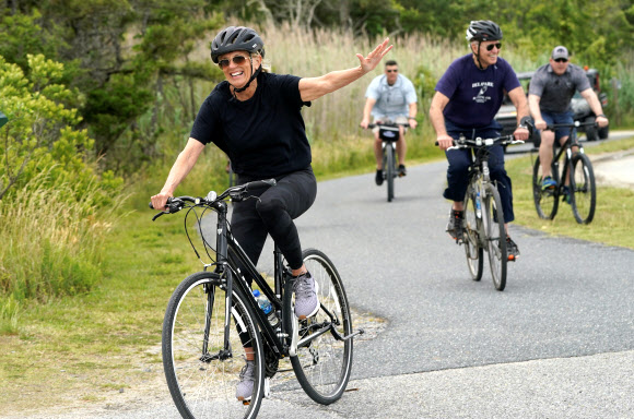 조 바이든 미국 대통령과 부인 질 여사가 3일(현지시간) 델라웨어주 레호보스비치의 케이프 헨로펜 주립공원을 찾아 자전거를 타고 있다.  로이터 연합뉴스