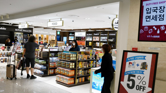 인천국제공항 제1터미널의 입국장면세점이 재개장한 4일 오전 인천국제공항을 통해 입국한 여행객들이 면세점을 이용하고 있다. 2021.6.4  공항사진기자단