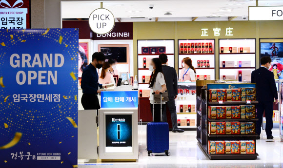 인천국제공항 제1터미널의 입국장면세점이 재개장한 4일 오전 인천국제공항을 통해 입국한 이용객들이 면세점을 이용하고 있다. 2021.6.4  공항사진기자단