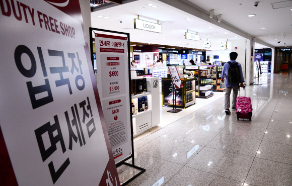 인천국제공항 제1터미널의 입국장면세점이 재개장한 4일 오전 입국 절차를 마친 이용객들이 면세점 앞을 지나가고 있다. 2021.6.4  공항사진기자단