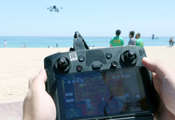 4일 강원 강릉시 경포해변에서 열화상 카메라를 부착한 드론 시연회가 열리고 있다. 강릉시는 코로나19 확산을 막기 위해 발열 환자를 확인하는 드론을 주요 해변에 투입할 예정이다. 2021.6.4  연합뉴스