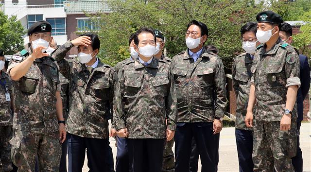더불어민주당 대선 주자인 정세균 전 국무총리가 4일 충남 논산시 육군훈련소를 방문해 병영시설 현장을 둘러보고 있다. 2021.6.4 뉴스1