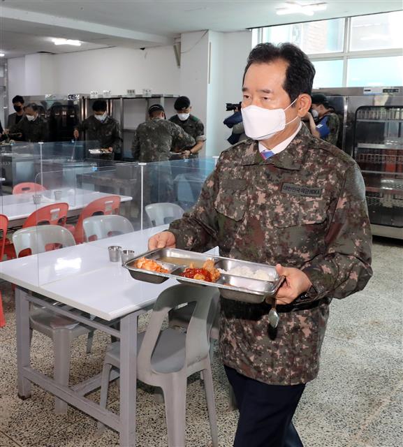 더불어민주당 대선 주자인 정세균 전 국무총리가 4일 충남 논산시 육군훈련소에서 병영시설 현장을 둘러 본 뒤 식당에서 식사를 위해 자리로 이동하고 있다. 2021.6.4 뉴스1