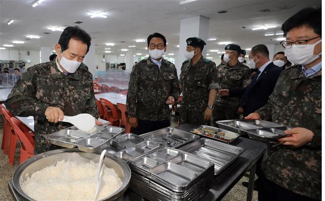 더불어민주당 대선 주자인 정세균 전 국무총리가 4일 충남 논산시 육군훈련소에서 병영시설 현장을 둘러 본 뒤 식당에서 음식을 식판에 담고 있다. 2021.6.4 뉴스1