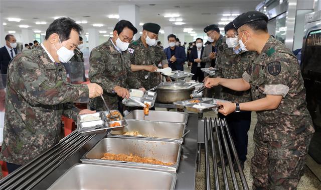 더불어민주당 대선 주자인 정세균 전 국무총리가 4일 충남 논산시 육군훈련소에서 병영시설 현장을 둘러 본 뒤 식당에서 음식을 식판에 담고 있다. 2021.6.4 뉴스1