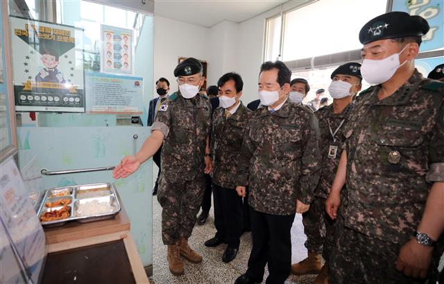 더불어민주당 대선 주자인 정세균 전 국무총리가 4일 충남 논산시 육군훈련소에서 병영시설 현장을 둘러 본 뒤 식당에서 군장병 식사 메뉴를 살펴보고 있다. 2021.6.4 뉴스1