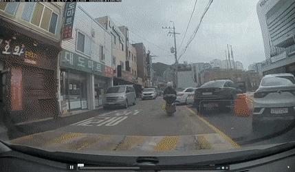 접촉사고 후 벽돌로 상대 차량 뒷유리를 깨는 20대 오토바이 운전자.  유튜브 한문철TV 캡처