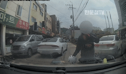 접촉사고 후 헬멧으로 상대 차량 앞유리를 깨는 20대 오토바이 운전자.  유튜브 한문철TV 캡처