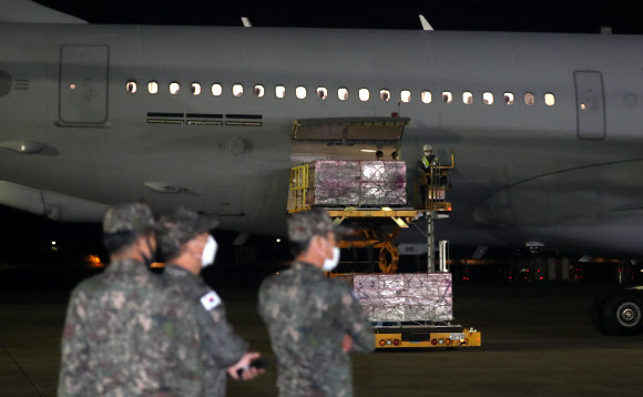 미국 정부가 제공한 존슨앤드존슨사의 신종 코로나바이러스감염증(코로나19) 얀센 백신을 실은 공군 다목적 공중급유수송기 ‘KC-330’이 5일 새벽 경기도 성남시 서울공항에 도착하자 관계자들이 백신을 하역하고 있다. 사진공동취재단