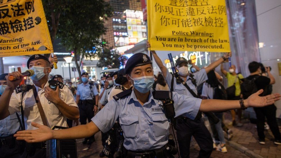 해산과 귀가를 종용하는 홍콩 경찰관들. 홍콩 EPA 연합뉴스