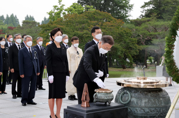 분향하는 문 대통령