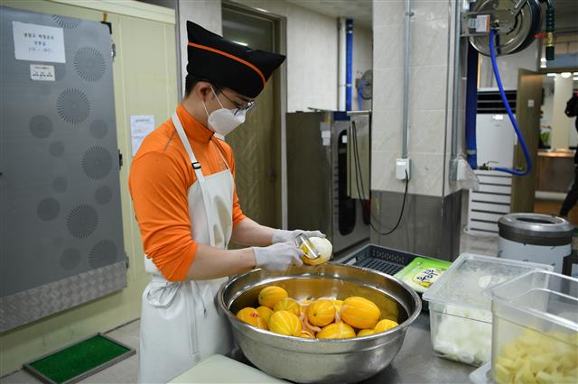 지난 3일 경기도 고양 소재 공군 3여단 8978부대 조리병들이 급식을 준비하고 있다. 2021.6.4 국방부 제공