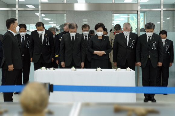 문재인 대통령과 부인 김정숙 여사가 6일 서울 동작구 국방부 유해발굴감식단 신원확인센터에서 헌화를 마친 뒤 묵념하고 있다. 2021. 6. 6  도준석 기자 pado@seoul.co.kr