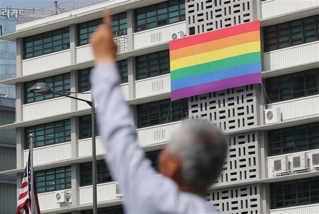 6일 오후 서울 종로구 주한미국대사관에 ‘성소수자 인권의 달’을 맞아 성소수자(LGBT)를 상징하는 ‘무지개 깃발’이 걸려 있다. 주한미국대사관은 지난 2017년 이후 성소수자 인권을 지지한다는 의미에서 6~7월쯤 무지개 깃발을 걸어왔다. 2021.6.6 뉴스1