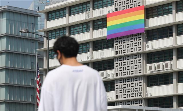 6일 오후 서울 종로구 주한미국대사관에 ‘성소수자 인권의 달’을 맞아 성소수자(LGBT)를 상징하는 ‘레인보우 깃발’이 걸려 있다. 주한미국대사관은 지난 2017년 이후 성소수자 인권을 지지한다는 의미에서 6~7월쯤 무지개 깃발을 걸어왔다. 2021.6.6 뉴스1
