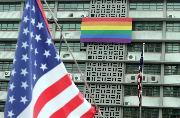 6일 오전 서울 종로구 주한 미국대사관에 성 소수자(LGBTAIQ)를 상징하는 무지개색 깃발이 걸려있다. 2021.6.6  연합뉴스