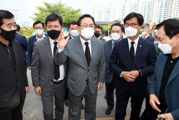 국민의힘 당권주자인 주호영 의원이 6일 경북 구미시 상모동에 있는 박정희 전 대통령의 생가를 찾아 자신을 기다리던 지지자들과 인사하고 있다. 2021.6.6  연합뉴스