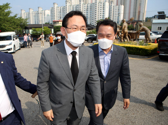 국민의힘 당권주자인 주호영 의원이 6일 경북 구미시 상모동에 있는 박정희 전 대통령의 생가를 찾아 자신을 기다리던 지지자들과 인사하고 있다. 2021.6.6  연합뉴스