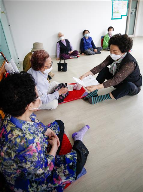 ‘백신접종증명서 보여주세요’