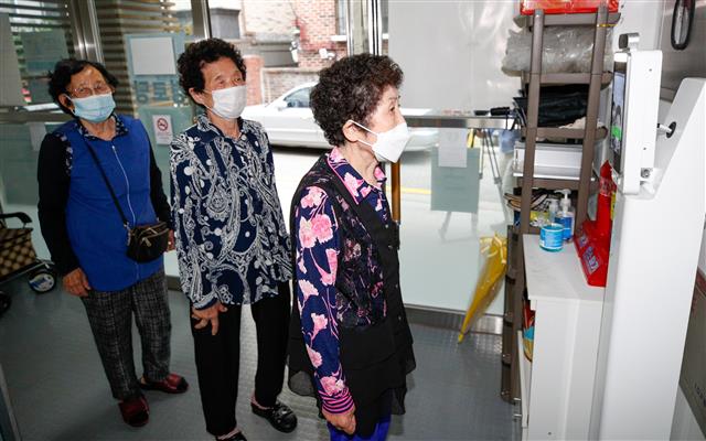 ‘경로당 입장 전 발열체크’