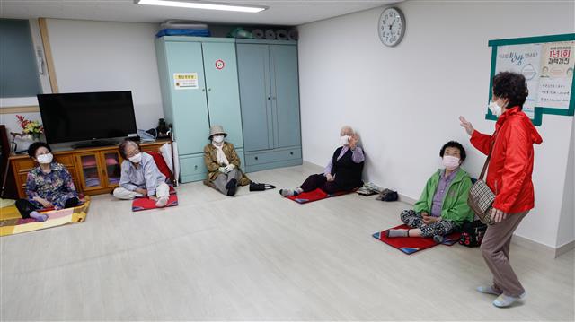 오랜만에 경로당에서 만난 어르신들