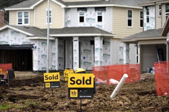 미국 주택금융기관 패니메이가 주택 중간가격이 올해 11.5% 상승할 것으로 전망한 가운데, 최근 휴스턴의 한 주택 공사장에 ‘매각 완료’ 입간판이 세워져 있다. 휴스턴 AP