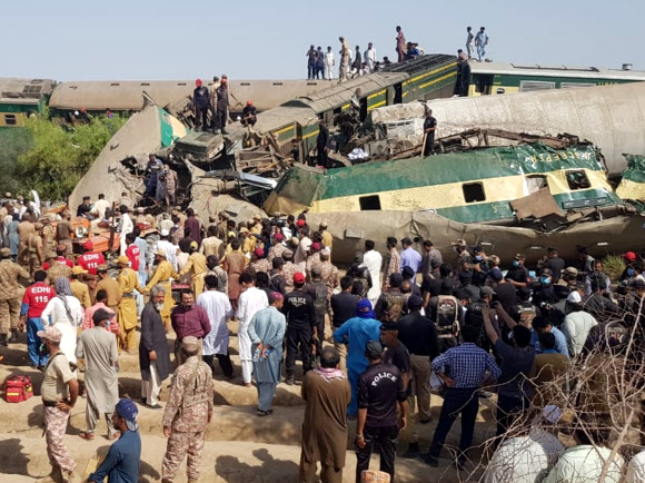 종잇장처럼 구겨진 파키스탄 열차… 최소 135명 사상