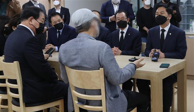 유가족 면담하는 김기현 대표 권한대행