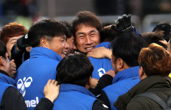 환호하는 인천 유상철 감독