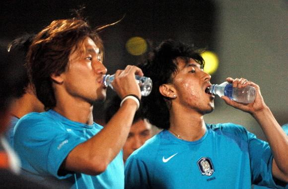 유상철과 안정환이 나란히 생수를 마시며 침통더위속의 훈련을 준비하고 있다. 쿠웨이트시티 | 강영조기자kanjo@ 2005.06.08 [스포츠서울 사진]