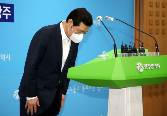 고개 숙인 이용섭 시장