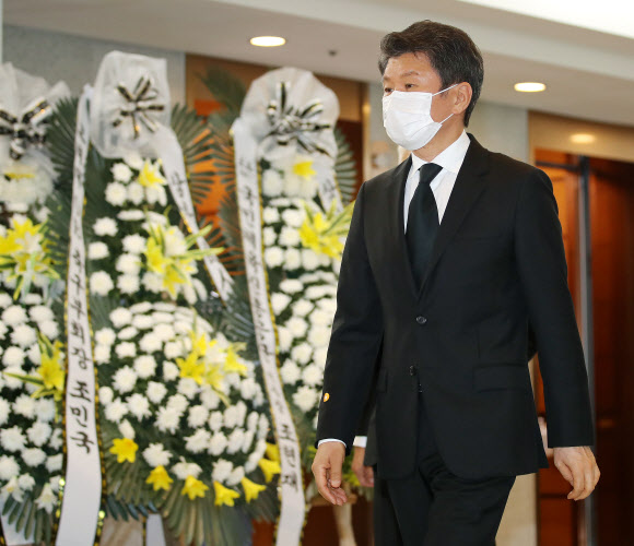 고 유상철 전 감독 빈소 향하는 정몽규 회장