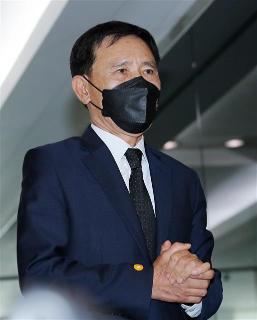 조문 마친 후 눈물 글썽이는 전달수 대표이사