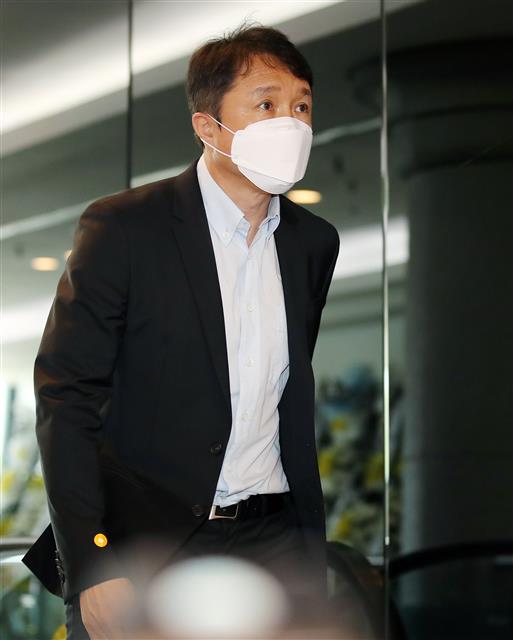 유상철 前 감독 빈소 찾은 황보관 본부장