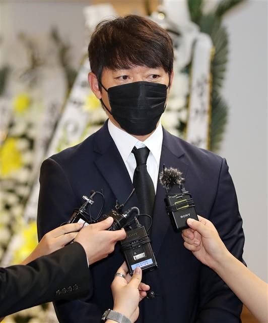 김남일 감독 ‘믿을 수 없는 표정으로’