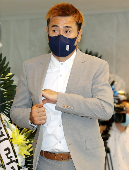 고 유상철 감독 빈소 찾은 김병지 축구협회 부회장