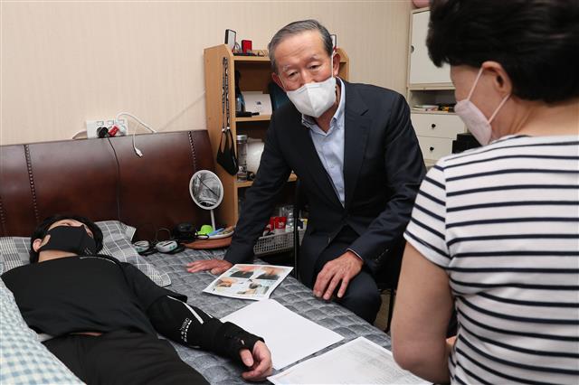 허창수 전경련 회장, 천안함 유공자 위로 방문