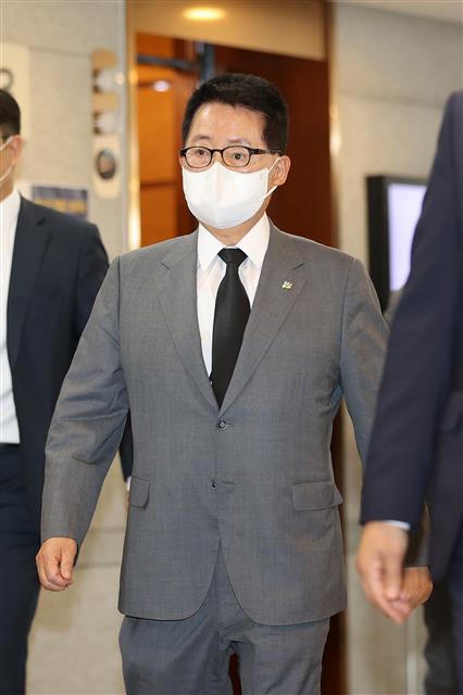 유상철 前 감독 빈소 찾은 박지원 국정원장