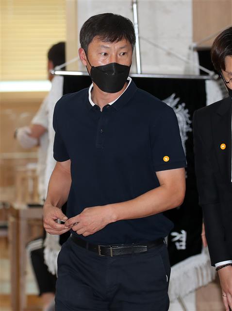 유상철 전 감독 빈소 찾은 김상식 감독
