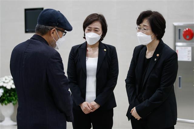 故 이중사 유가족 위로하는 정영애 장관.김경선 차관