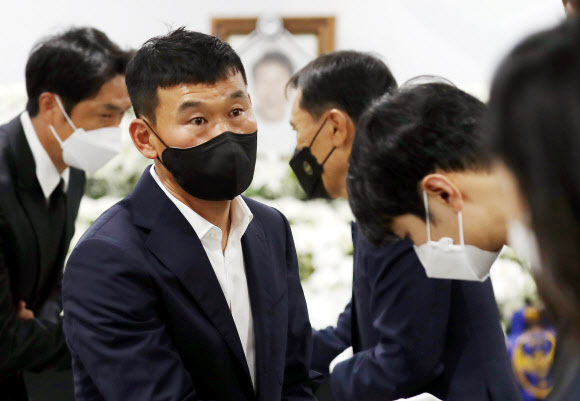유상철 전 감독 임시분향소 찾은 조성환 감독
