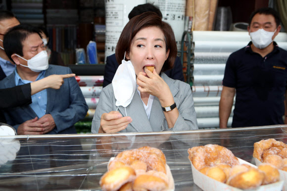 서문시장 별미 맛보는 나경원